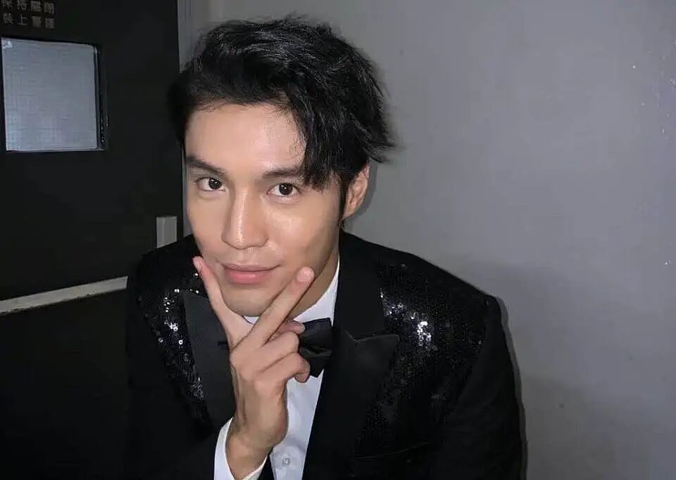 TVB力捧男星新剧床戏不断，秀健硕腹肌，还亲吻女神右腿（组图） - 5