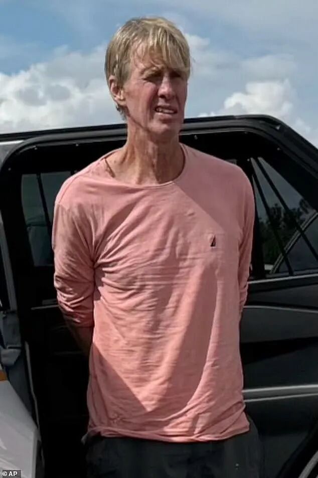 突发!刺杀特朗普的枪手被判5项重罪成立,当庭刺颈动脉,企图自杀(视频/组图) - 1
