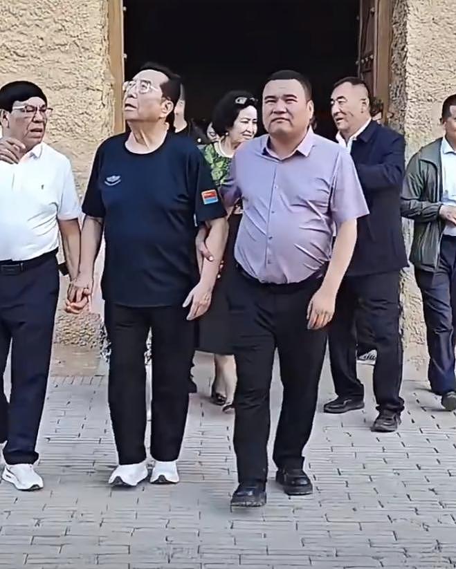 李双江近照曝光：双眼发直行动迟缓，精气神大不如前（组图） - 2