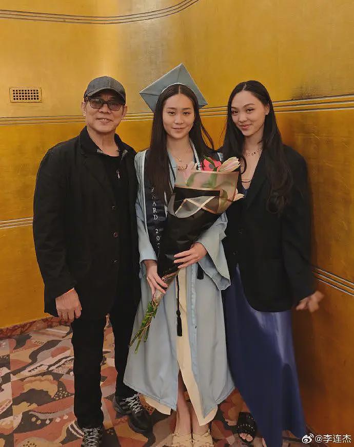 李连杰现身提国产车送女儿陪嫁,当了岳父后春风满面,女婿未陪同(组图) - 11