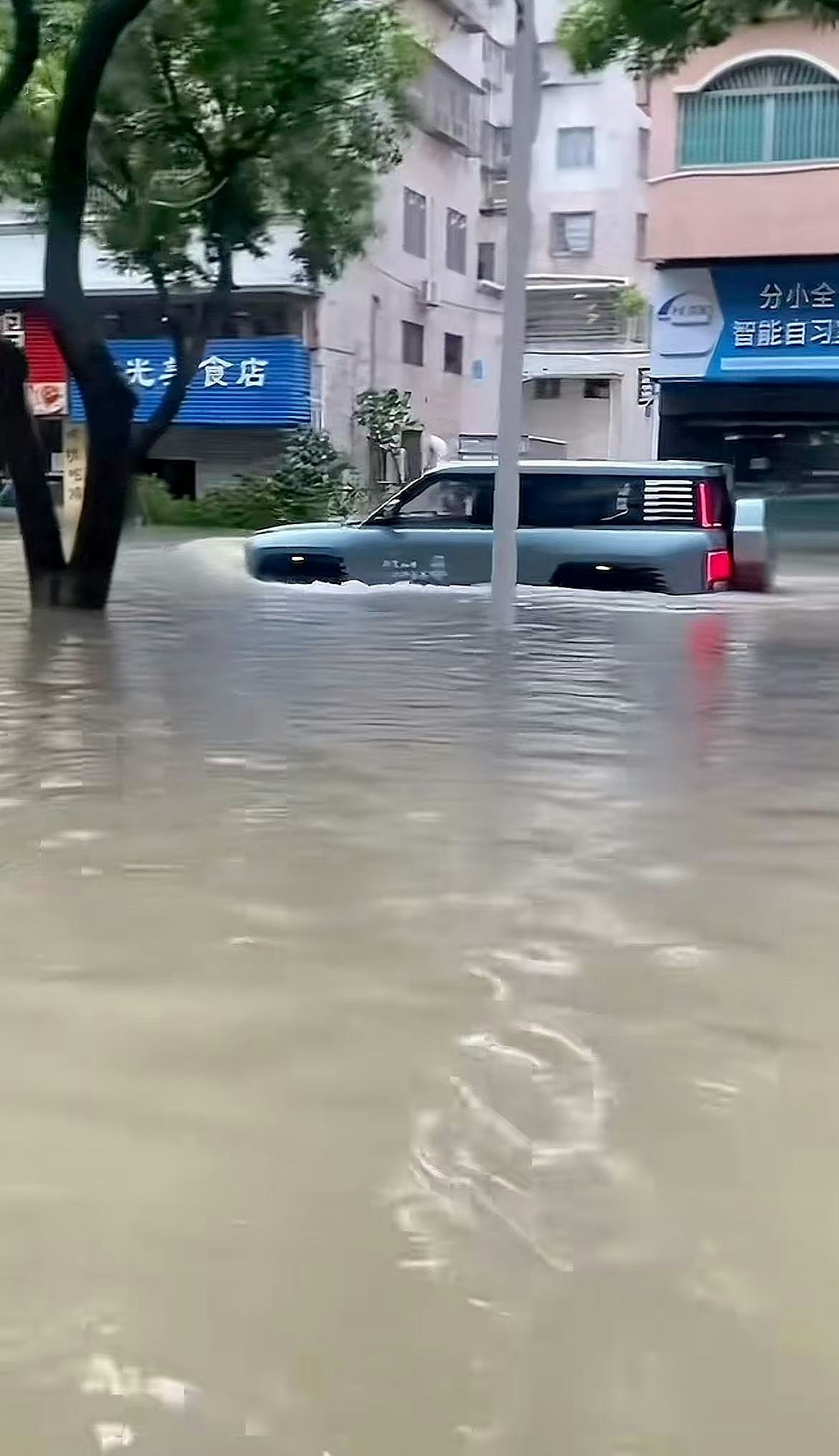 珠海台风天街头水浸，司机开车“玩水”造浪，被商户指冲碎玻璃（视频/组图） - 4