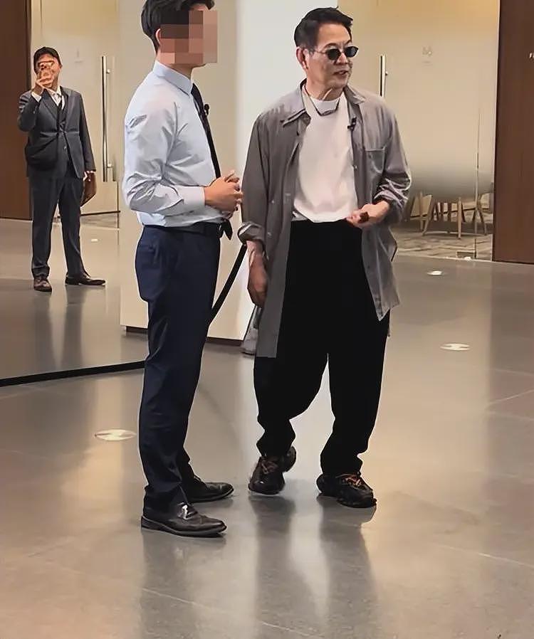 李连杰现身提国产车送女儿陪嫁,当了岳父后春风满面,女婿未陪同(组图) - 10