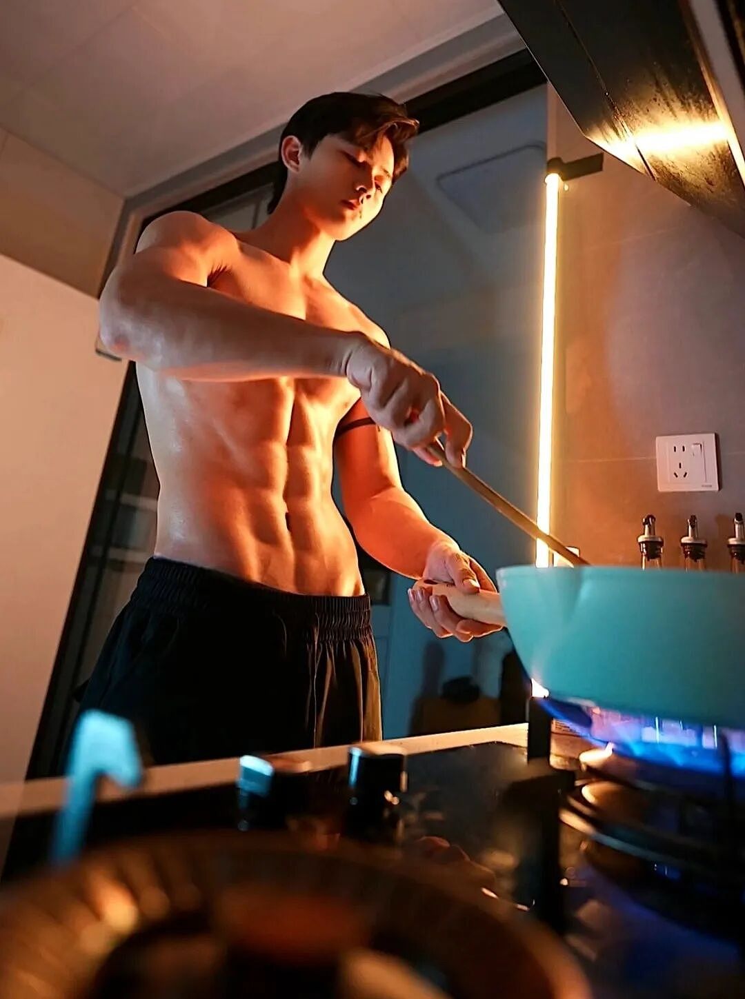 【帅哥】新晋美食擦边肌肉男,网友:别做饭了,做我吧...(组图) - 1