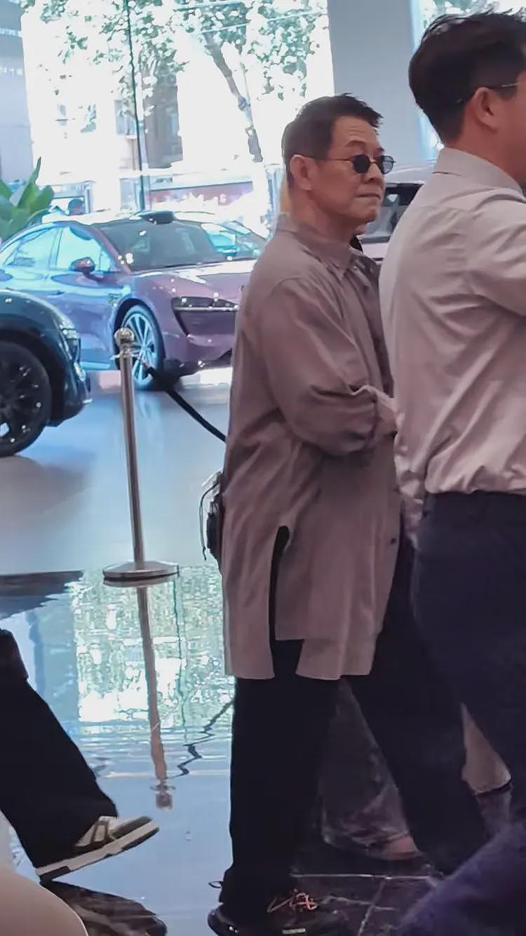 李连杰现身提国产车送女儿陪嫁,当了岳父后春风满面,女婿未陪同(组图) - 5