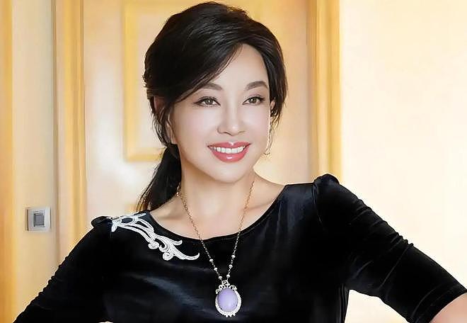 钱再多有什么用？74岁刘晓庆如今的现状，给所有中老年人提了个醒（组图） - 18