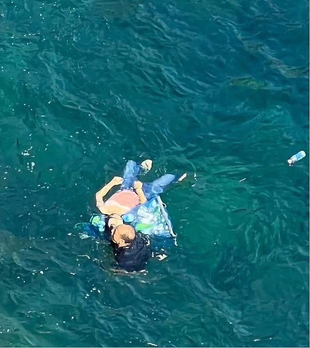 嘴叼女孩头发，手扒礁石往岸边拖：54岁陕西残疾汉子日本旅游，下30米高悬崖海中救人（组图） - 3