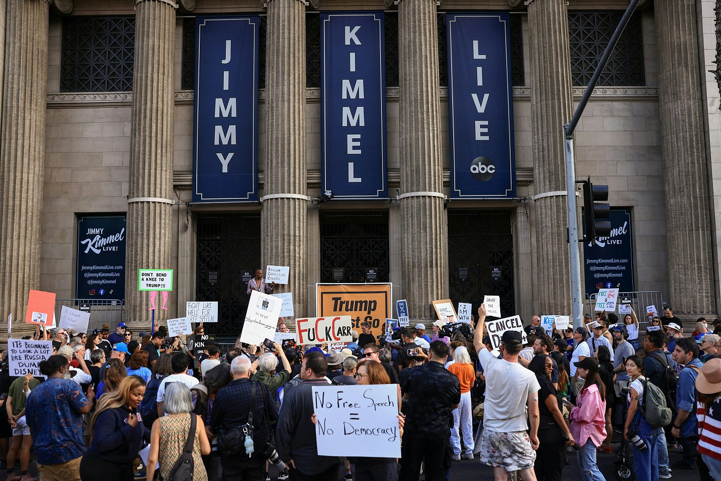 Jimmy Kimmel哽咽复工澄清无意嘲柯克遇害，讽特朗普打压反助收视（视频/组图） - 3