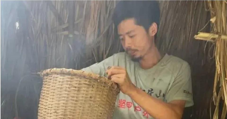 荒郊野外吃老鼠撑了70天，33岁小伙抱走10万现金（组图） - 1