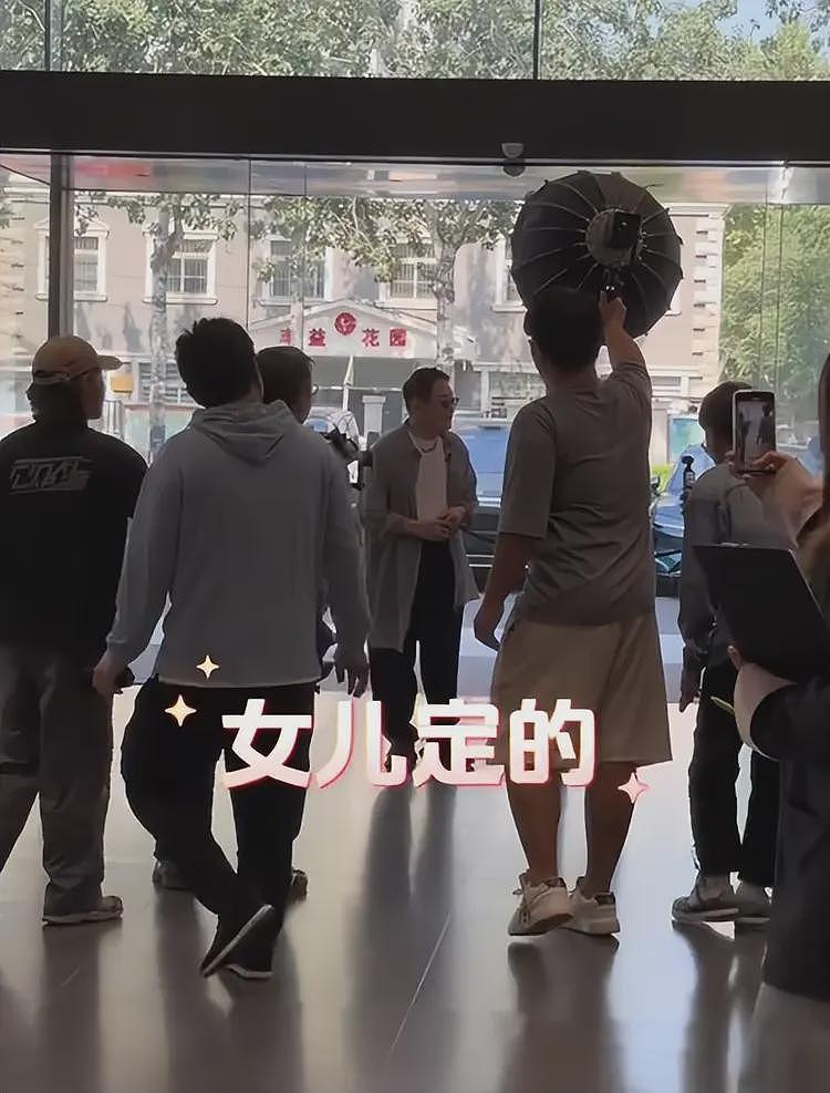 李连杰现身提国产车送女儿陪嫁,当了岳父后春风满面,女婿未陪同(组图) - 3