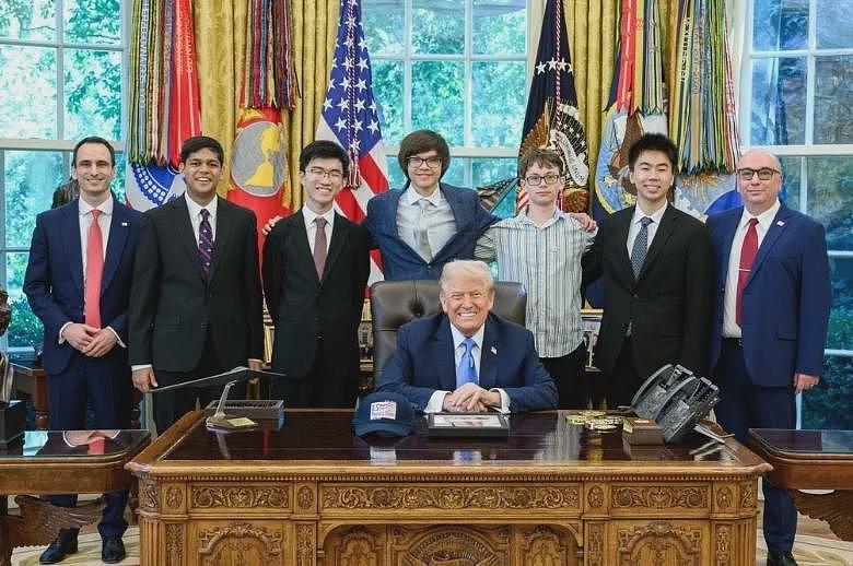 胡锡进:白宫贴出一张特朗普的合影,“MAGA”们不高兴了,他们“不是美国”(图) - 1