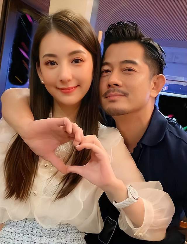 方媛挺孕肚现身月子中心，身后6人伺候，郭富城停工1月陪妻子待产（组图） - 1