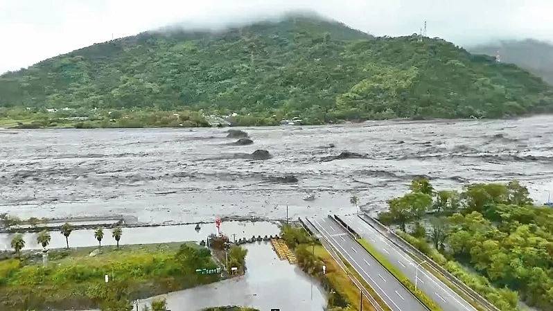 台风桦加沙：外媒关注花莲！邮差称“如海啸袭村、居民爬屋逃生”（组图） - 1
