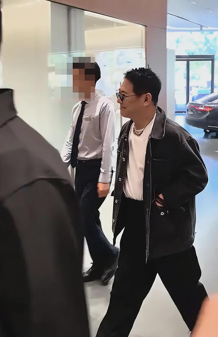 李连杰现身提国产车送女儿陪嫁,当了岳父后春风满面,女婿未陪同(组图) - 4
