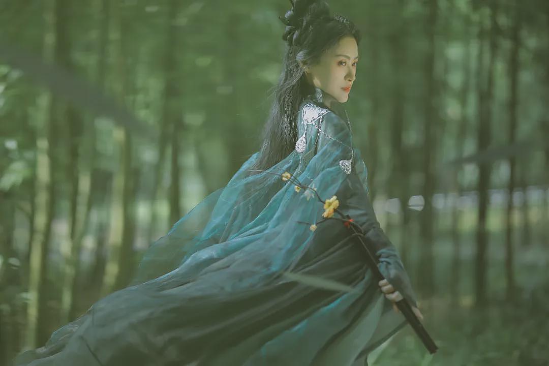 【社交】广西姑娘的武侠梦太飒了：复刻“暴雨梨花针”火爆全网，网友：穿越了我的女侠（组图） - 4