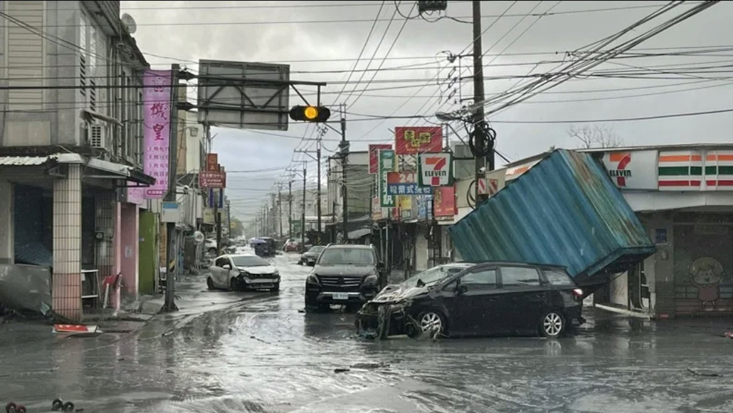 台风桦加沙：外媒关注花莲！邮差称“如海啸袭村、居民爬屋逃生”（组图） - 6