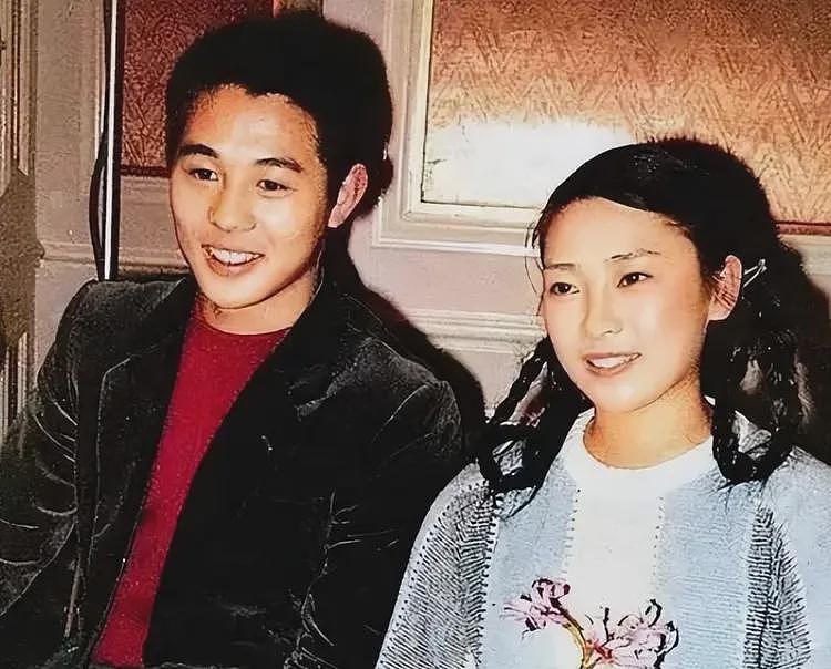 李连杰现身提国产车送女儿陪嫁,当了岳父后春风满面,女婿未陪同(组图) - 9