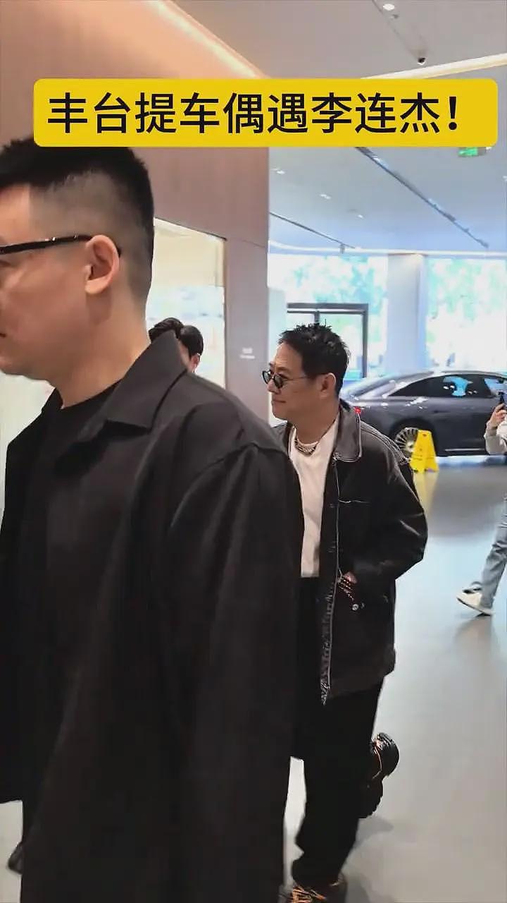 李连杰现身提国产车送女儿陪嫁,当了岳父后春风满面,女婿未陪同(组图) - 2