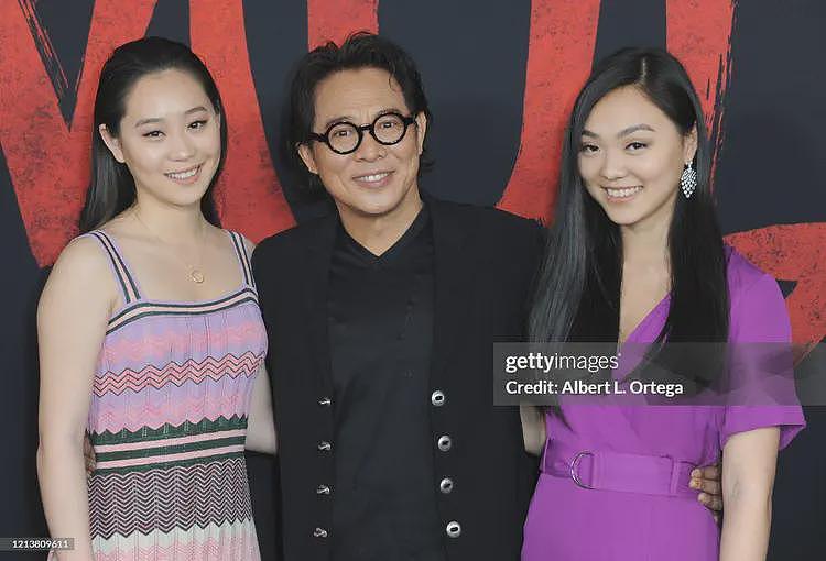李连杰现身提国产车送女儿陪嫁,当了岳父后春风满面,女婿未陪同(组图) - 7