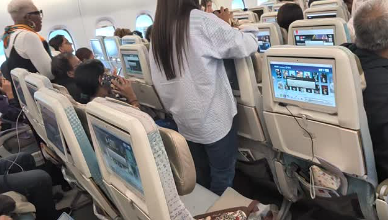 24小时乱象！印度乘客旧金山机场集体逃离航班，10万美元新规“惹祸”（组图） - 2
