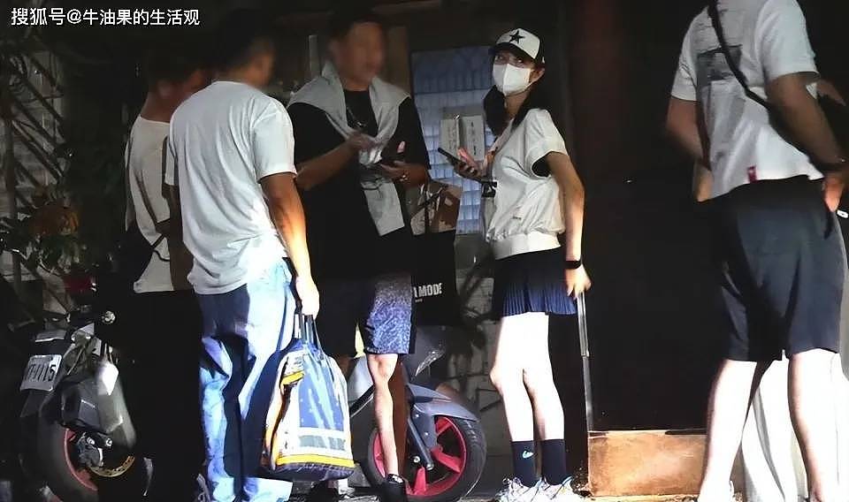 安以轩带娃看完病后泡夜店，与男性友人玩到凌晨（组图） - 4