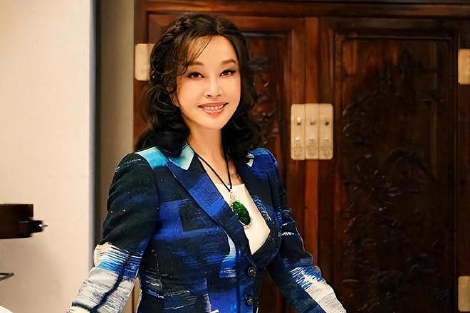 钱再多有什么用？74岁刘晓庆如今的现状，给所有中老年人提了个醒（组图） - 3