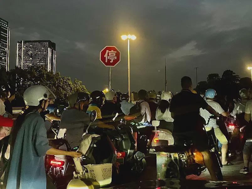 “最强台风”桦加沙来袭，广东人在紧张中表演松弛（视频/组图） - 1