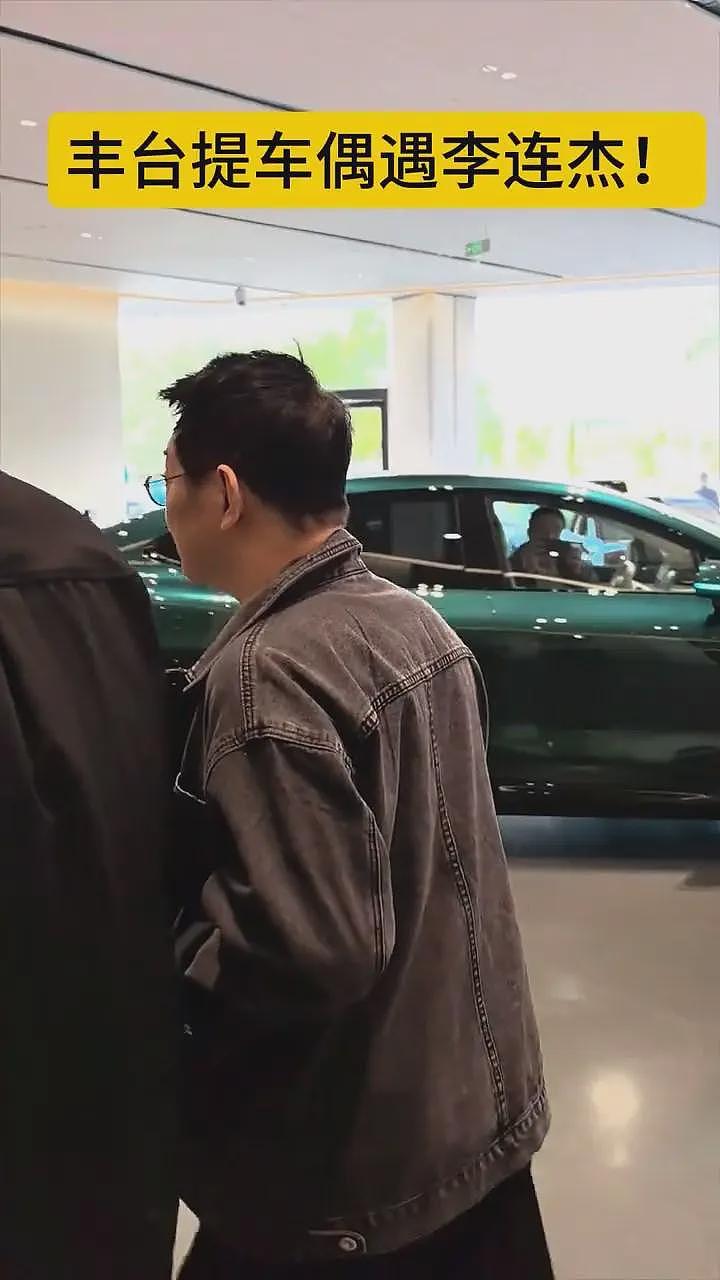 李连杰现身提国产车送女儿陪嫁,当了岳父后春风满面,女婿未陪同(组图) - 1