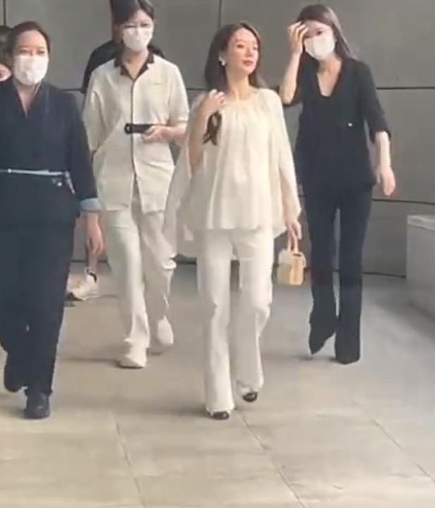 方媛挺孕肚现身月子中心，身后6人伺候，郭富城停工1月陪妻子待产（组图） - 4