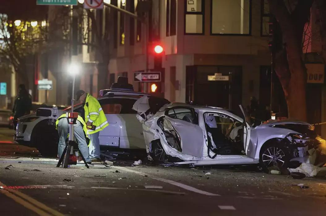 特斯拉又出事？华人连撞6车1死7伤，坚称车辆自动加速（组图） - 4