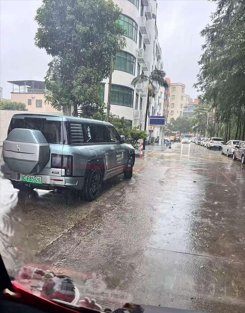 开着豪车来回显摆台风天造浪,珠海U8车主身份曝光(组图) - 12