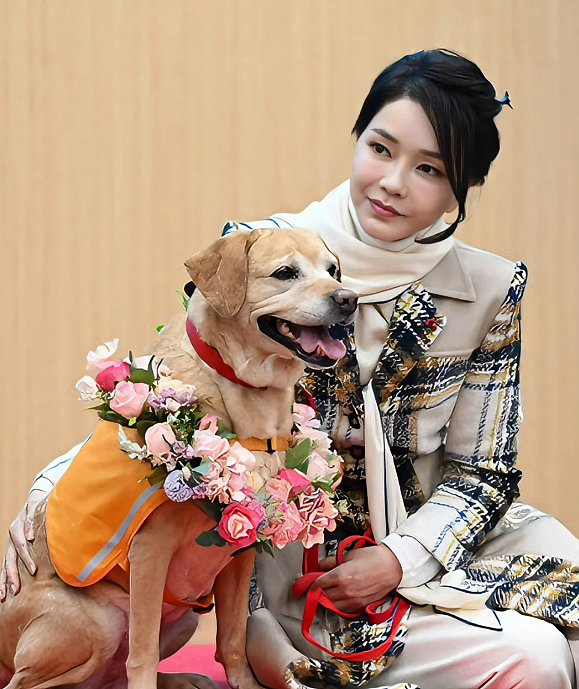 韩前总统夫人被捕后首露面！面容憔悴还长白发，再被扒陪酒受贿丑闻（组图） - 12