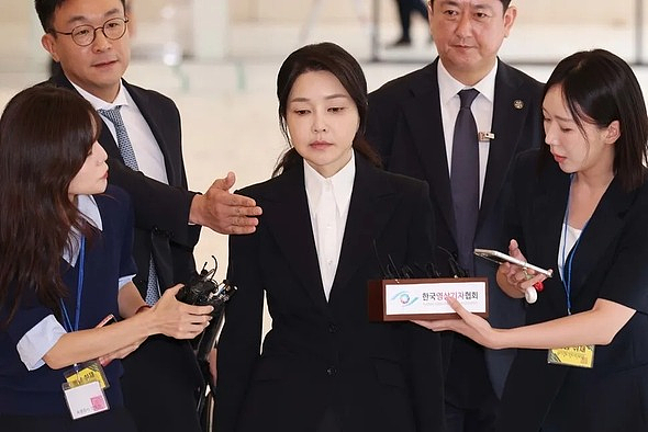 韩前总统夫人被捕后首露面！面容憔悴还长白发，再被扒陪酒受贿丑闻（组图） - 22