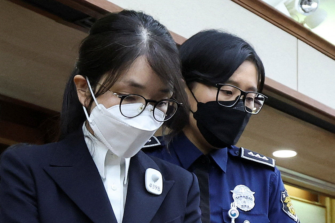 韩前总统夫人被捕后首露面！面容憔悴还长白发，再被扒陪酒受贿丑闻（组图） - 30