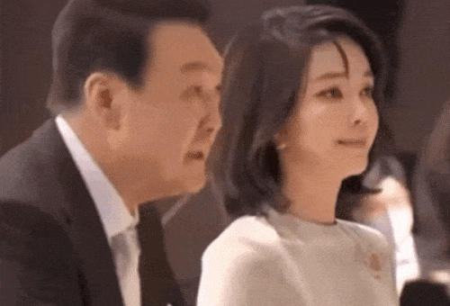 韩前总统夫人被捕后首露面！面容憔悴还长白发，再被扒陪酒受贿丑闻（组图） - 13