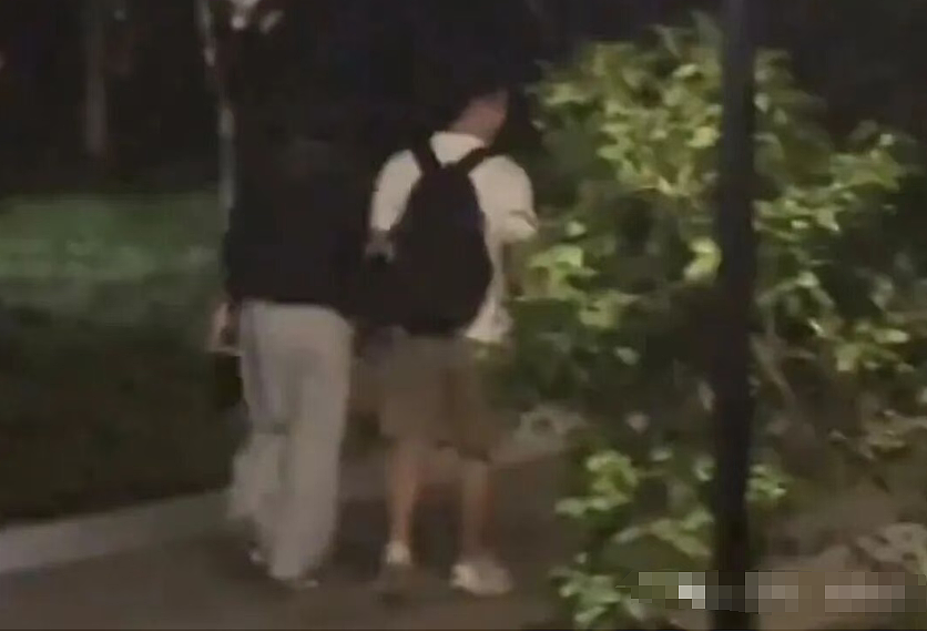 41岁三娃宝妈劈腿“奶狗”健身教练,私会画面被拍这年龄和颜值反差也太大(组图) - 4