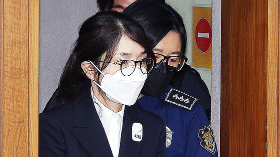 韩前总统夫人被捕后首露面！面容憔悴还长白发，再被扒陪酒受贿丑闻（组图） - 1