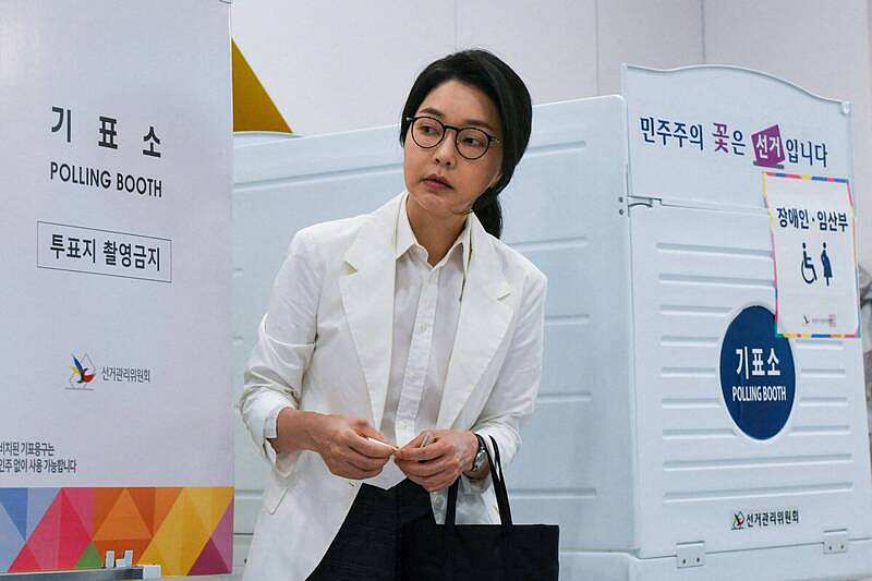 韩前总统夫人被捕后首露面！面容憔悴还长白发，再被扒陪酒受贿丑闻（组图） - 16