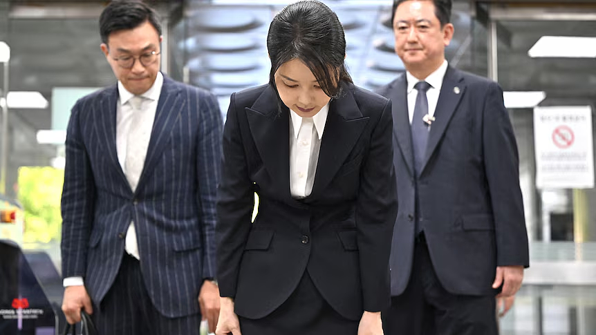 韩前总统夫人被捕后首露面！面容憔悴还长白发，再被扒陪酒受贿丑闻（组图） - 28