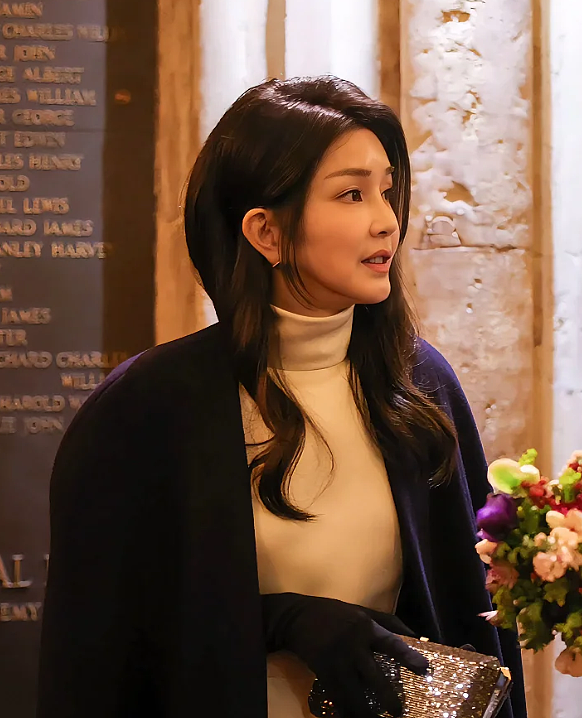 韩前总统夫人被捕后首露面！面容憔悴还长白发，再被扒陪酒受贿丑闻（组图） - 9