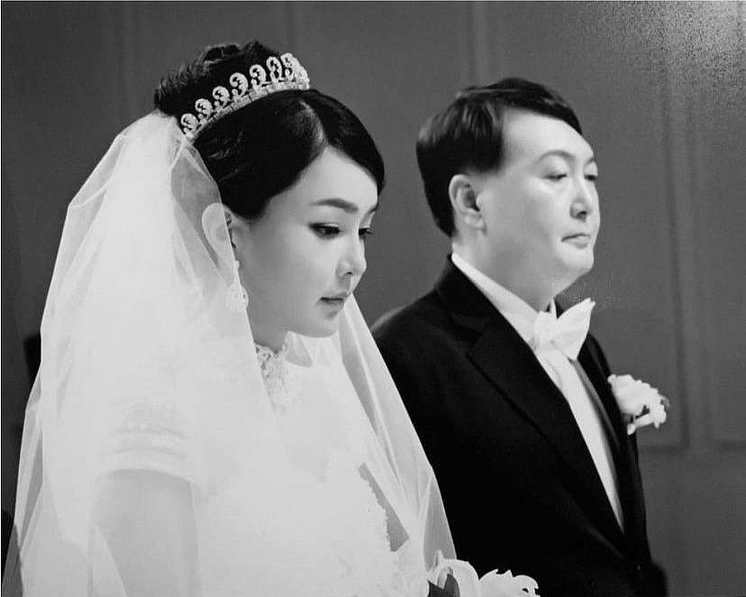 韩前总统夫人被捕后首露面！面容憔悴还长白发，再被扒陪酒受贿丑闻（组图） - 8