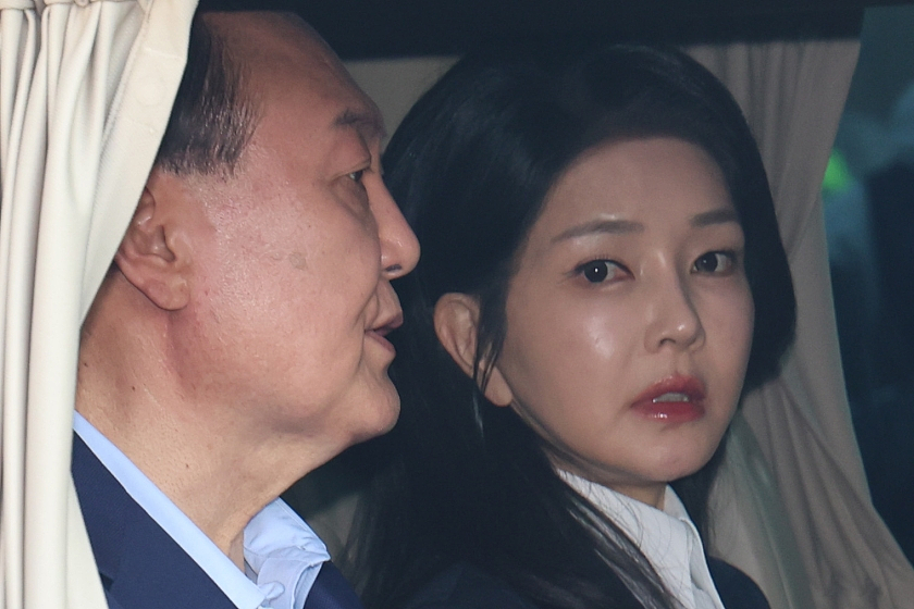韩前总统夫人被捕后首露面！面容憔悴还长白发，再被扒陪酒受贿丑闻（组图） - 19