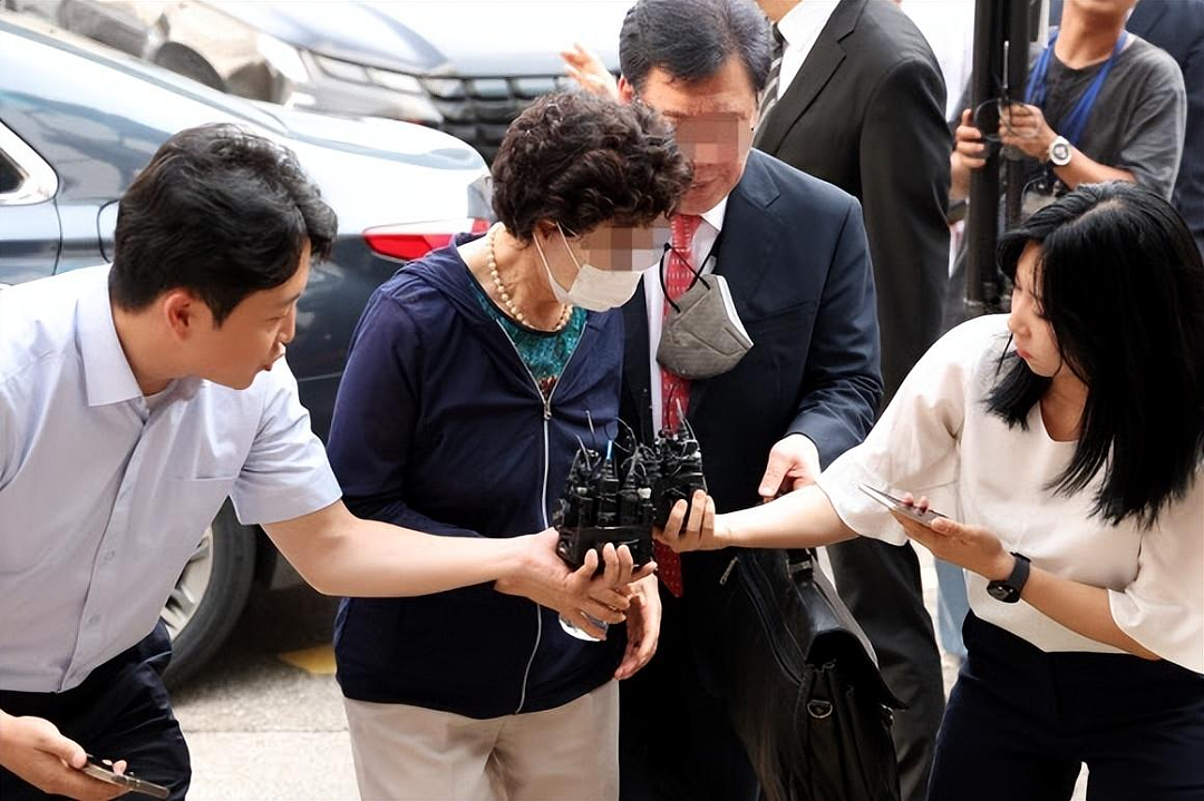 韩前总统夫人被捕后首露面！面容憔悴还长白发，再被扒陪酒受贿丑闻（组图） - 20