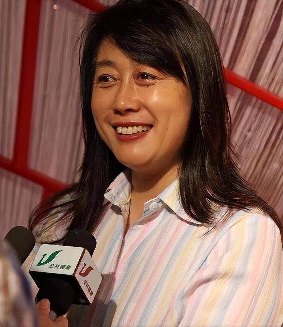 她是“央视名嘴“，主持《曲苑杂坛》二十年，如今跟寻常阿姨没什么两样（组图） - 2