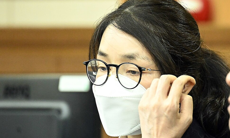 韩前总统夫人被捕后首露面！面容憔悴还长白发，再被扒陪酒受贿丑闻（组图） - 2