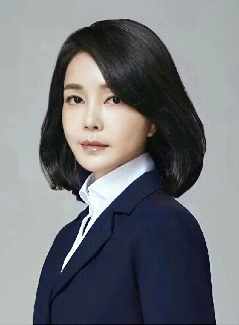 韩前总统夫人被捕后首露面！面容憔悴还长白发，再被扒陪酒受贿丑闻（组图） - 5