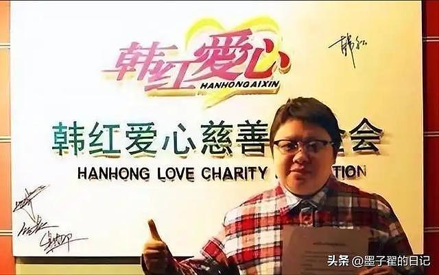 被举报贪污上亿的韩红没等来一句道歉，如今连坐椅子都成了“错”（组图） - 2