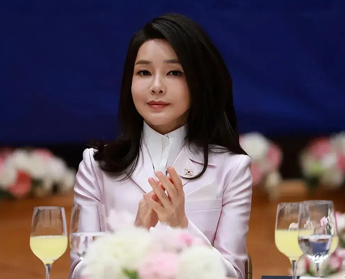 韩前总统夫人被捕后首露面！面容憔悴还长白发，再被扒陪酒受贿丑闻（组图） - 10