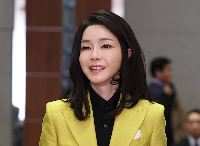 韩前总统夫人被捕后首露面！面容憔悴还长白发，再被扒陪酒受贿丑闻（组图） - 3