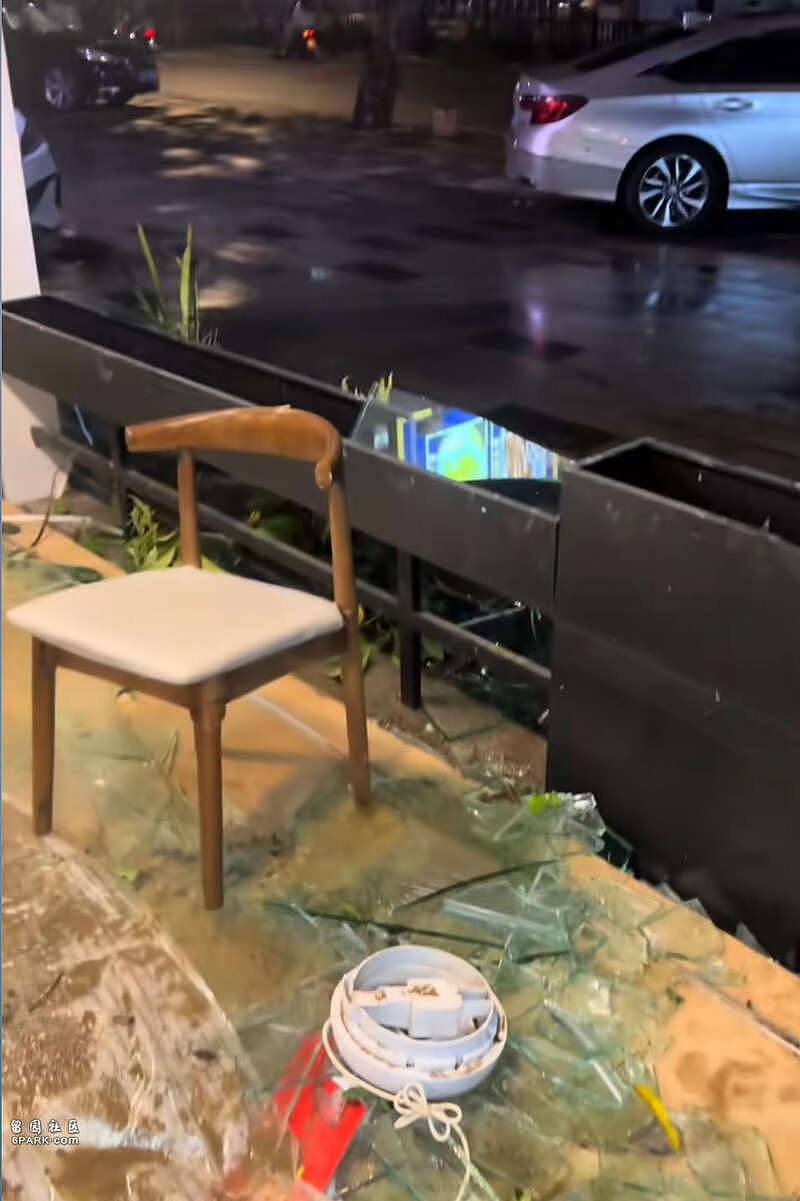 开着豪车来回显摆台风天造浪,珠海U8车主身份曝光(组图) - 7