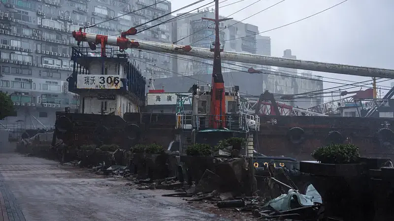 16级超强台风桦加沙过境！捆绑飞机、拴紧汽车，粤港澳台现场触目惊心（组图） - 44